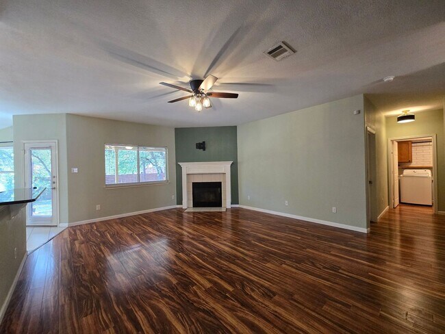 Foto del edificio - AVAILABLE NOW!