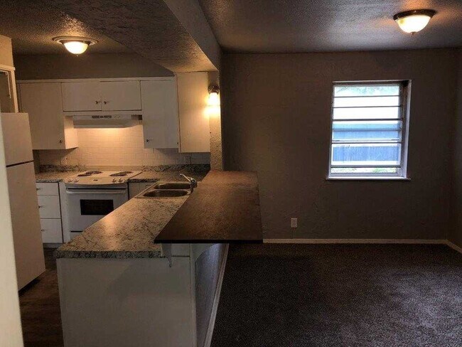 Building Photo - 4 bed garage conversion, mock fireplace, l...