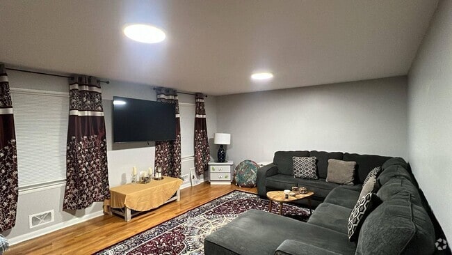 Building Photo - 2400 Lynnhurst Dr