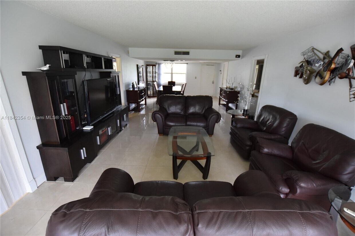 Foto principal - 3800 Oaks Clubhouse Dr