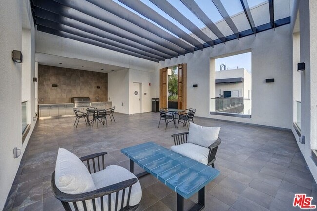 Building Photo - 107 S Hewitt St