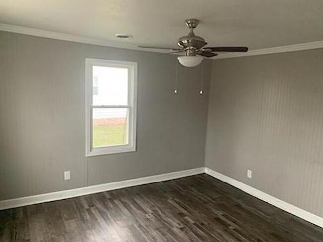 Main living area - 1111 W Irish St