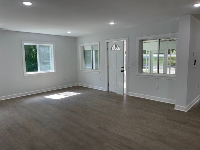 Foto del edificio - NEWLY REMODLED 3 BED, 2 BATH BRICK HOME LOCATED IN ASHEBORO! $1,750 RENT $1,750 DEPOSIT