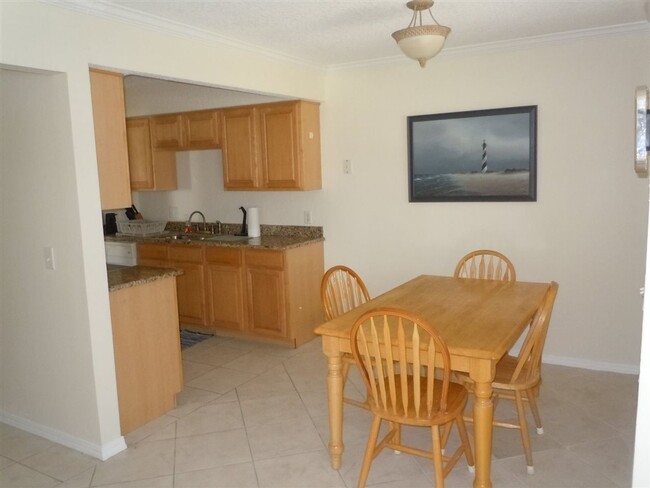 Foto del edificio - Walk to the Beach from your 2 Bedroom 2 Ba...