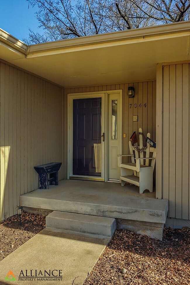 Foto del edificio - $300 OFF 1st MONTH'S RENT! Amazing, Spacio...