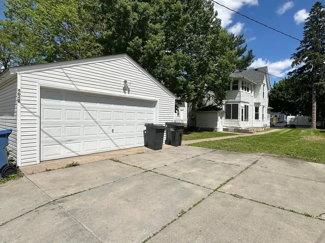 Building Photo - 4047 DuPont Ave N