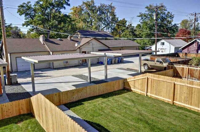 Foto del edificio - Newer Town home close to everything!