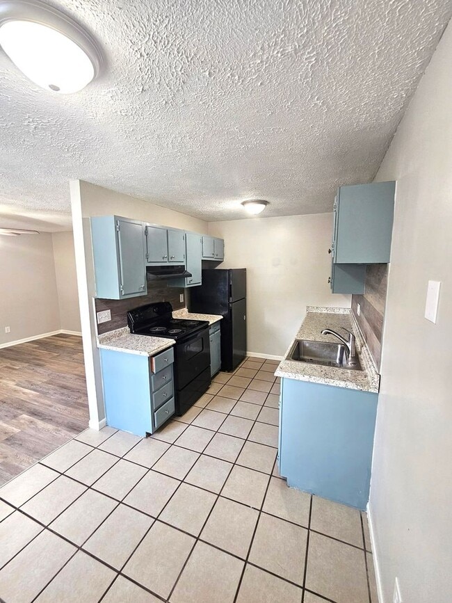 Building Photo - Newly Renovated 1 Bedroom, available Now w...