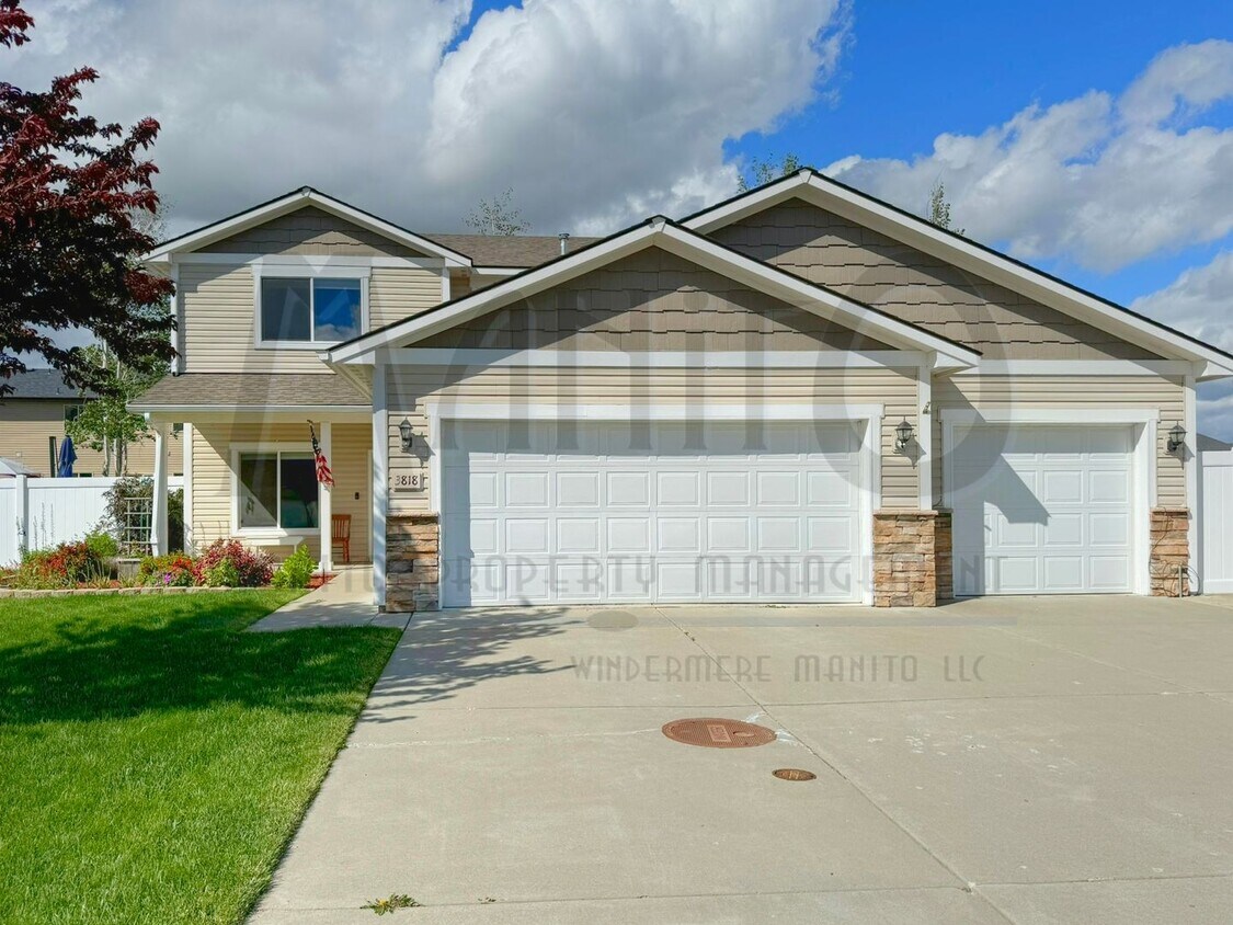 Primary Photo - Stunning 5 Mile Area Home