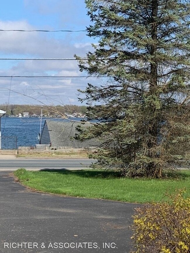 Building Photo - 2 br, 1.5 bath House - 394 E SHORE DRIVE