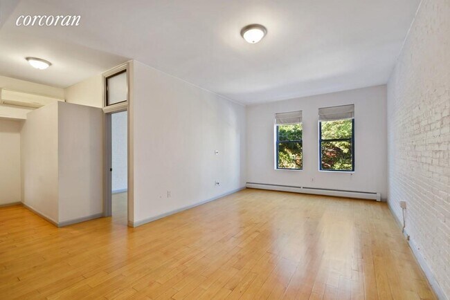 Building Photo - 686 Grand St