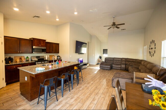 Foto del edificio - 1087 S Orangewood Dr