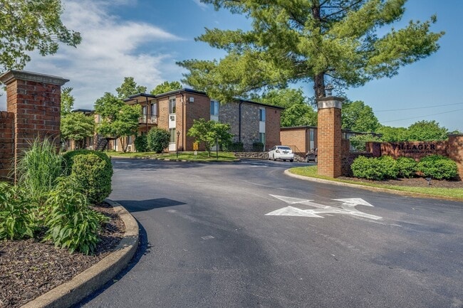 Building Photo - 2601 Hillsboro Pike