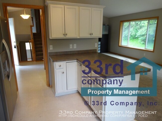 Foto del edificio - Welcome to this 4 level split entry home!