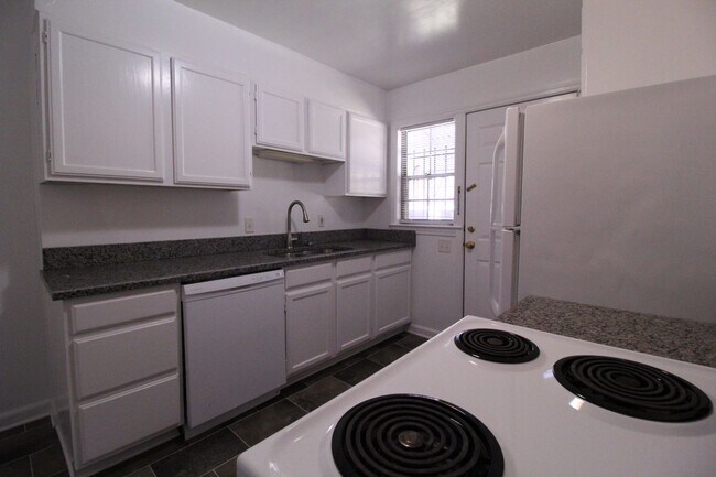 Foto del edificio - December FREE On This 2 Bedroom 1 Bath Duplex In The Waldo Area