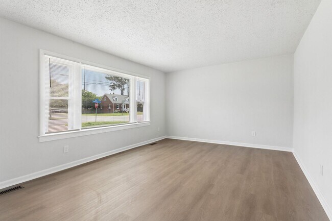 Foto del edificio - 3BR/1BA Renovated Brick Rancher | 1-Car Garage | Hampton – Coliseum Central