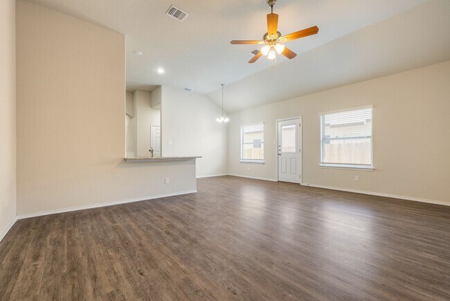 Foto del edificio - AVAILABLE NOW! GORGEOUS 3 BEDROOM DUPLEX LOCATED IN CONVERSE, TX!