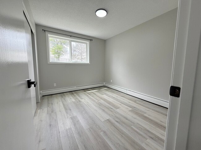 Photo du bâtiment - 1 Bed 1 Bath Unit in Edmonton, AB