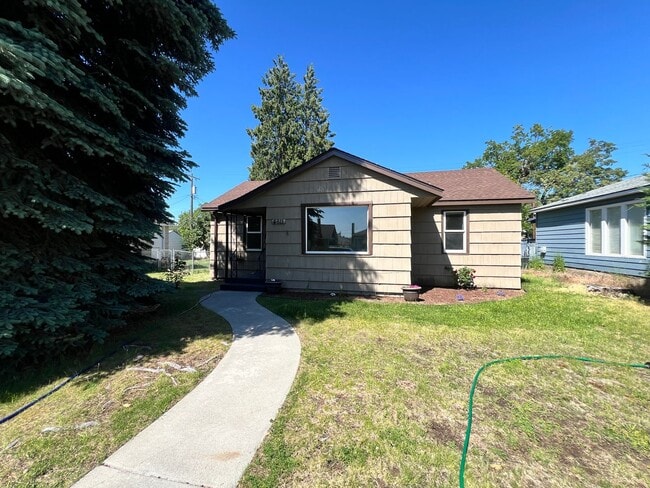 Building Photo - Adorable Shadle Bungalow - 2 Bed, 1 Bath +...