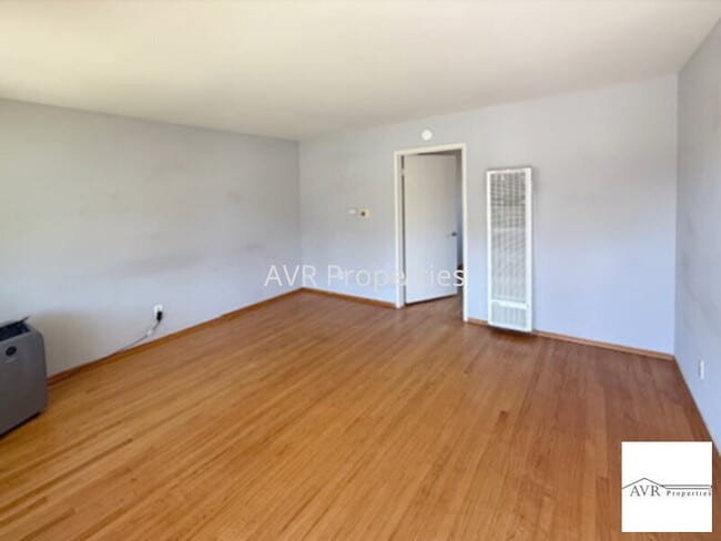 Building Photo - Fantastic Single story duplex south of Dow...