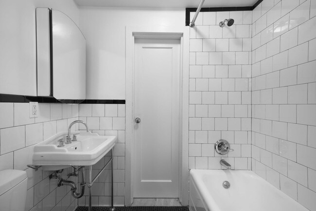 Building Photo - 433 West 21st Street