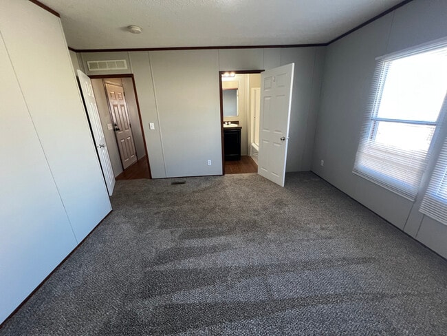 Building Photo - 114 Plum St