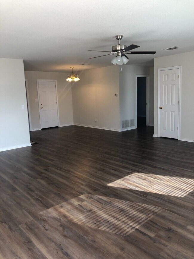 Foto del edificio - Full Brick 3 bed 2 bath 2 car Garage with fenced back yard! All new paint, Flooring, appliances!!