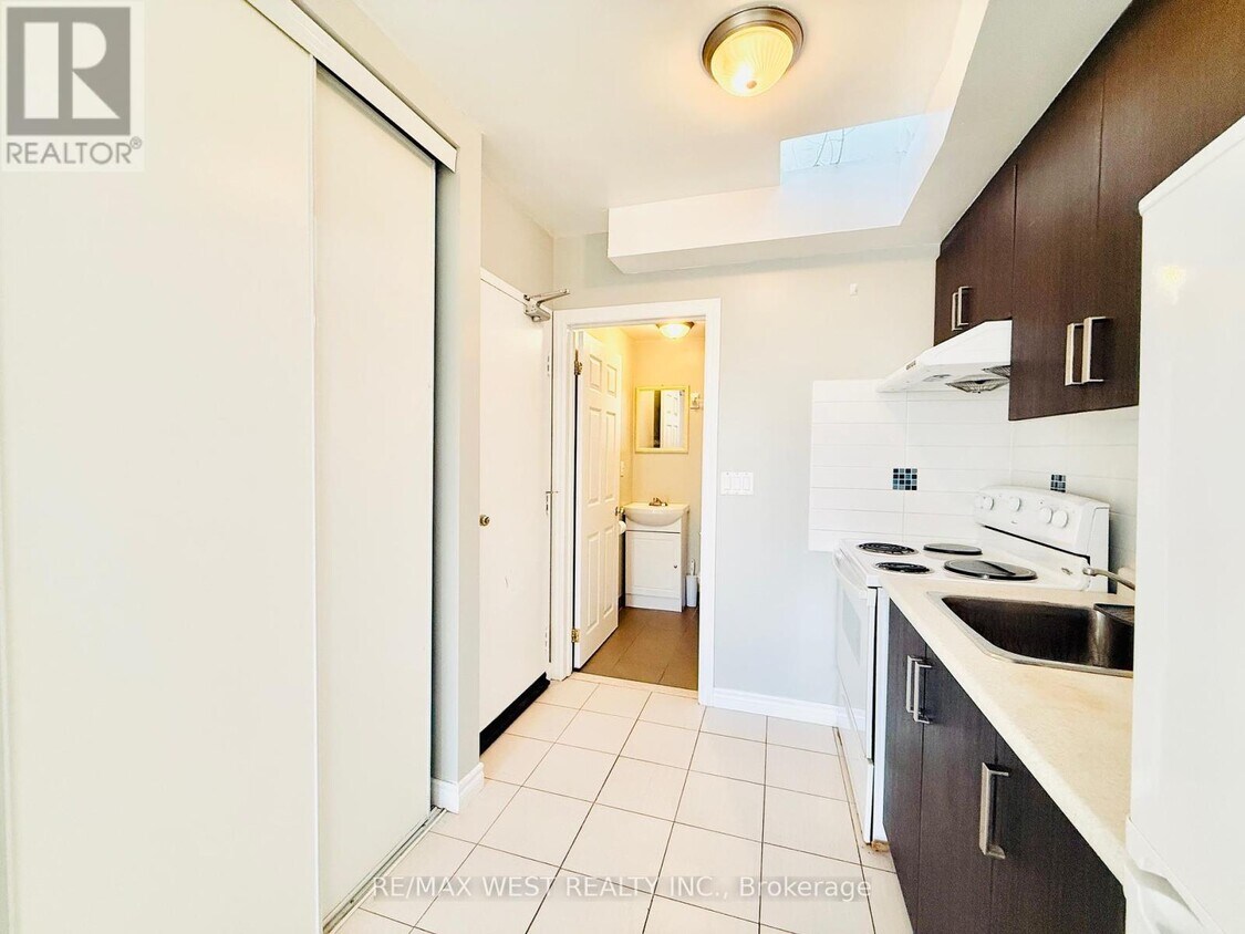 Photo principale - 4L-672-676 SHEPPARD Ave