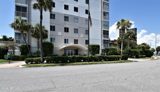 Building Photo - 1560 Lancaster Terrace