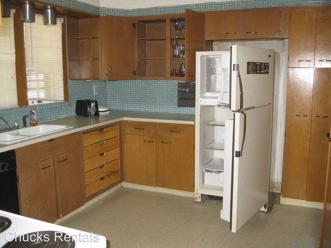 Building Photo - 4 br, 3 bath House - 811 W Walnut Street