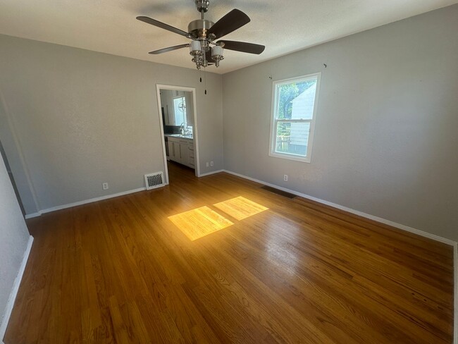 Building Photo - Three Bedroom, Two Bathroom Home! One car ...