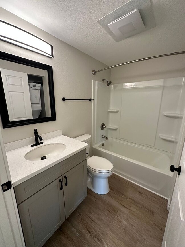 Building Photo - 304 S Forest Dr