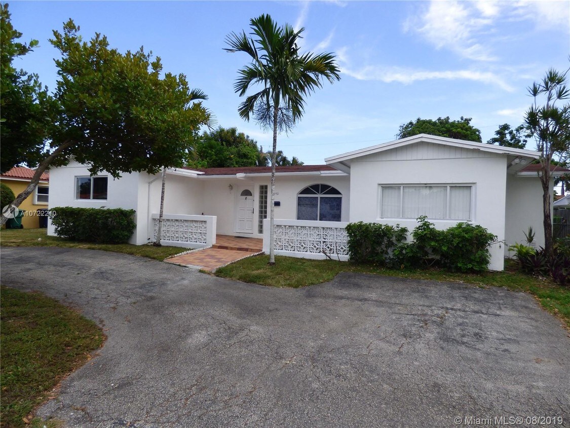 Foto principal - 2040 NE 202nd St