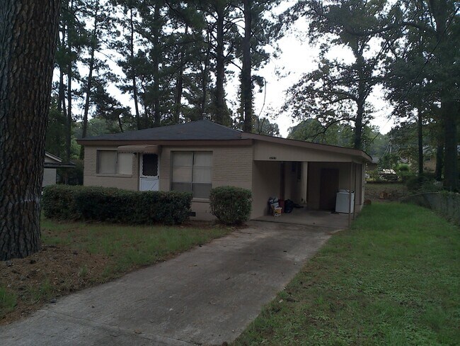 Building Photo - **AVAILABLE NOW**3 Bedroom / 1 Bathroom Ho...