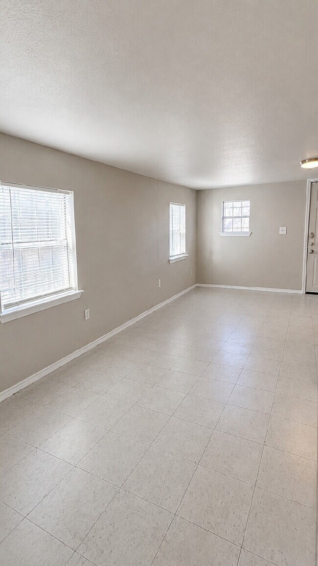 Foto del edificio - Private Detached 1-Bedroom Apartment with Backyard