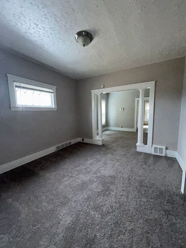 Foto del edificio - 2853 E 99th St