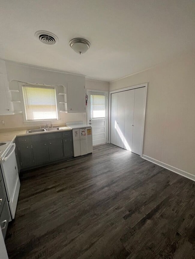 Building Photo - 2 Bedroom 1 Bath - SPECIAL: First Month Free!