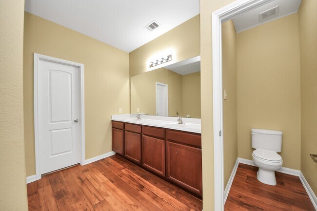 Foto del edificio - 6915 Primrose Rd