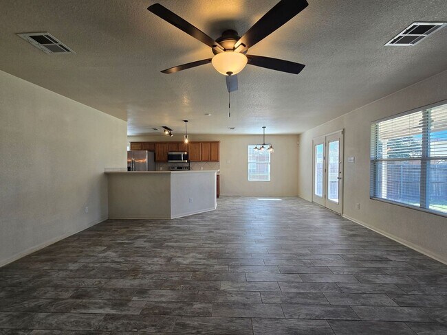 Foto del edificio - $500 OFF THE FIRST FULL MONTH OF RENT!!  - AVAILABLE NOW!