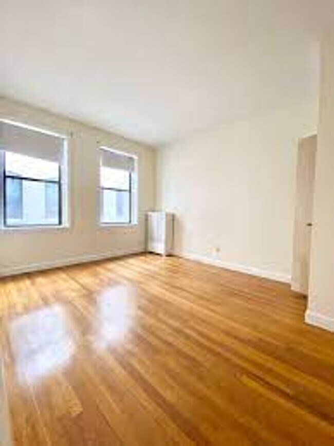 Foto del edificio - No Brokers Fee. Large Renovated Unit at Packard's Corner. Central AC, Balcony, Laundry