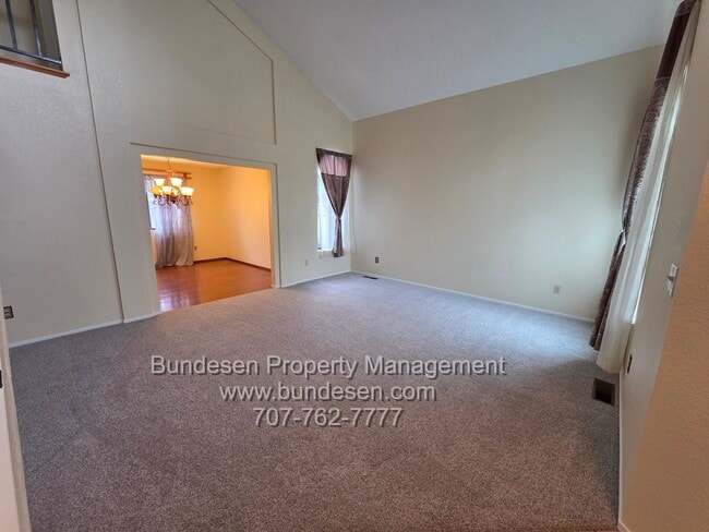 Building Photo - Spacious 4bd/2.5ba in "M" section of Rohnert Park