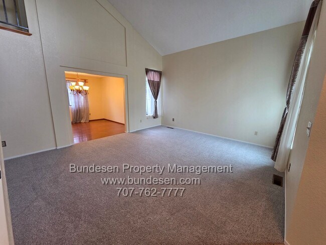 Foto del edificio - Spacious 4bd/2.5ba in "M" section of Rohnert Park