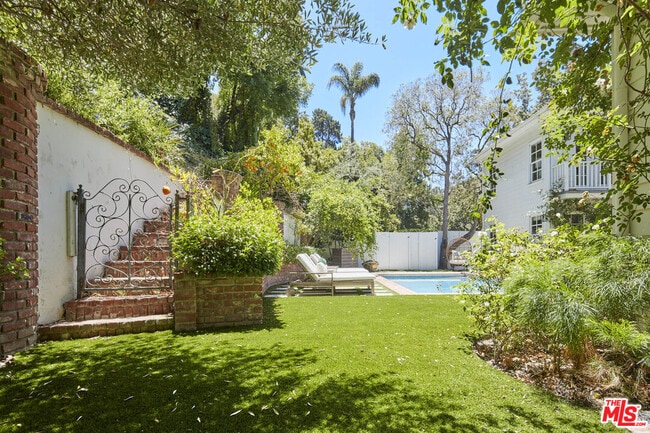 Building Photo - 2774 Mandeville Canyon Rd
