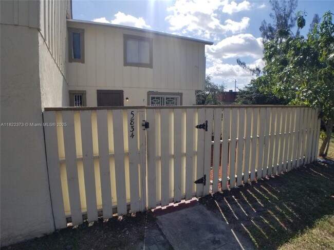 Foto del edificio - 5834 NW 21st St