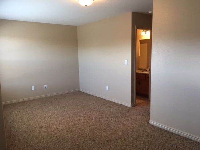 Building Photo - Desired Hidden Valley Town Home