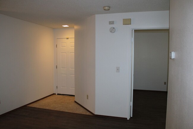 Building Photo - Downstairs 2 Bedroom, 1 Bathroom Hercules ...