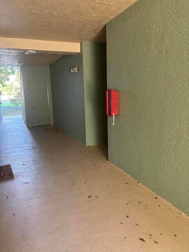 Foto del edificio - 350 Crestwood Cir