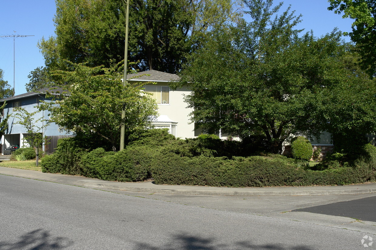 Building Photo - 344 Waverley St