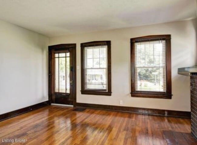 Building Photo - 644 Ervay Ave