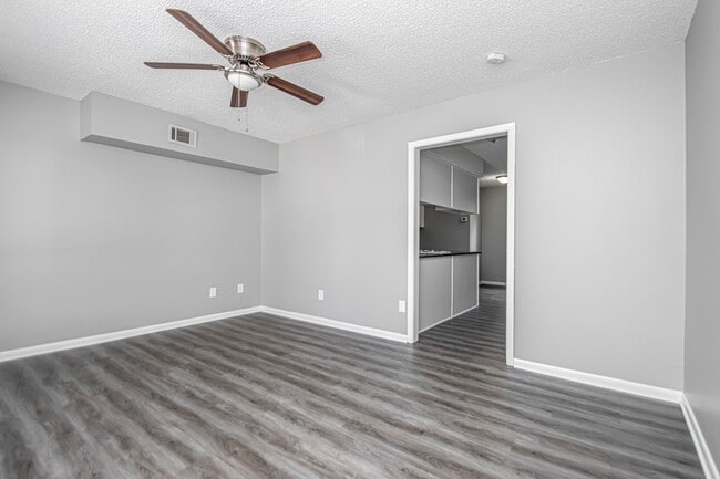 Building Photo - 719 S Redmond Rd